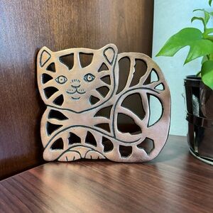 Vintage 1997 China Copper 7” Cast Iron Cat Shaped Trivet With Wall Hanging Loop